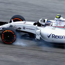 Valtteri Bottas se pasa de frenada en Sepang