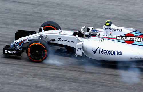 Valtteri Bottas se pasa de frenada en Sepang