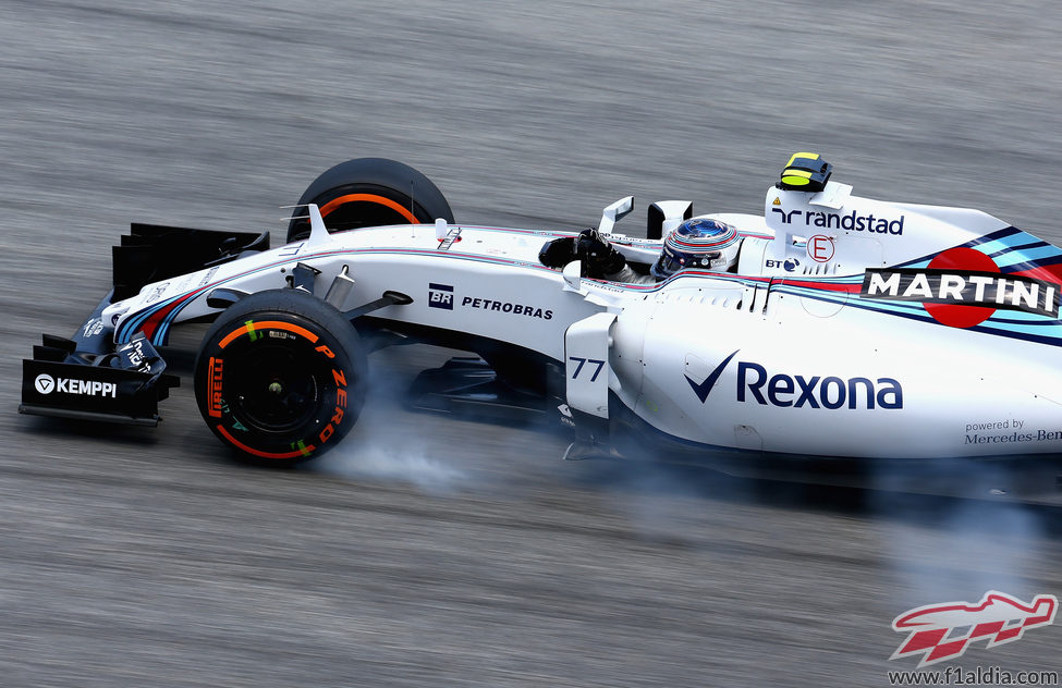 Valtteri Bottas se pasa de frenada en Sepang