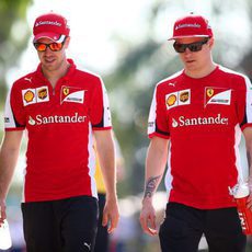 Kimi Räikkönen y Sebastian Vettel charlan en el paddock