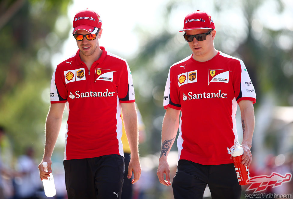 Kimi Räikkönen y Sebastian Vettel charlan en el paddock