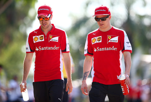 Kimi Räikkönen y Sebastian Vettel charlan en el paddock