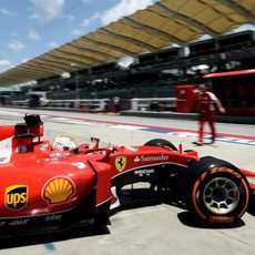 Sebastian Vettel sale de boxes con el SF15T