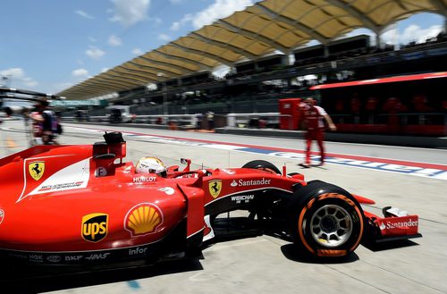 Sebastian Vettel sale de boxes con el SF15T