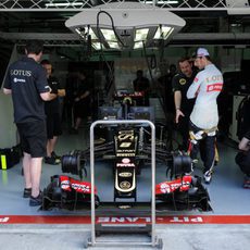 Romain Grosjean observa el coche en boxes