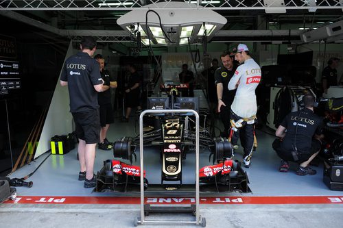 Romain Grosjean observa el coche en boxes