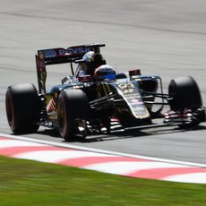 Romain Grosjean trata de sumar kilómetros en pista