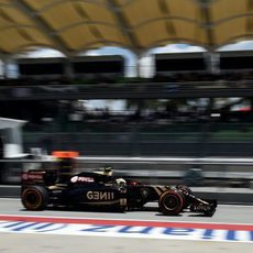 Pastor Maldonado pasa por boxes en Sepang