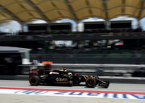 Pastor Maldonado pasa por boxes en Sepang