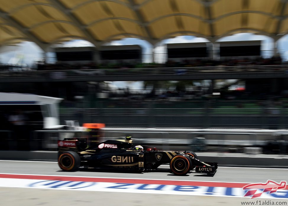 Pastor Maldonado pasa por boxes en Sepang