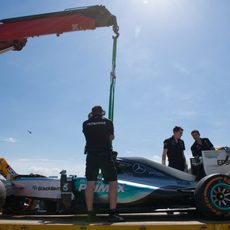 La grúa recoge el coche de Lewis Hamilton