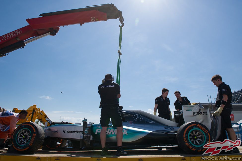La grúa recoge el coche de Lewis Hamilton