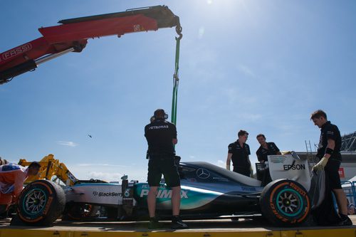 La grúa recoge el coche de Lewis Hamilton