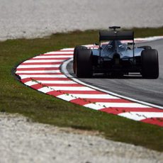 Lewis Hamilton salió tarde pero acabó dominando