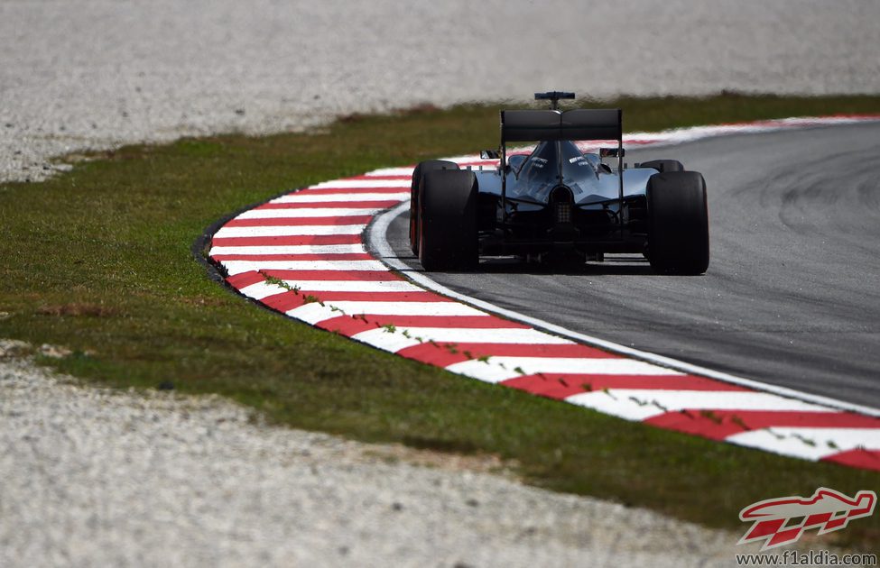 Lewis Hamilton salió tarde pero acabó dominando