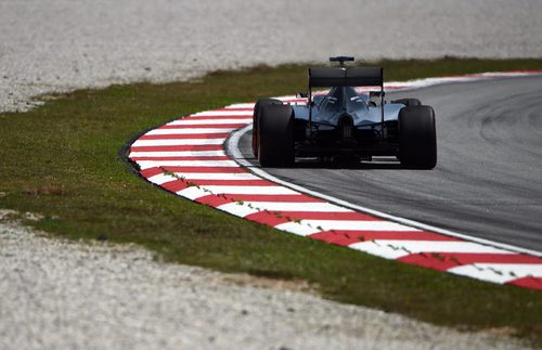 Lewis Hamilton salió tarde pero acabó dominando