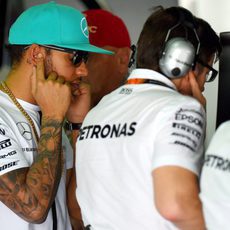 Lewis Hamilton observa algunos datos