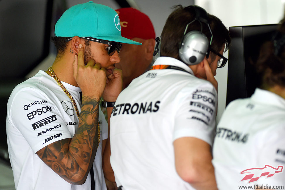 Lewis Hamilton observa algunos datos