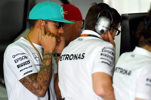 Lewis Hamilton observa algunos datos