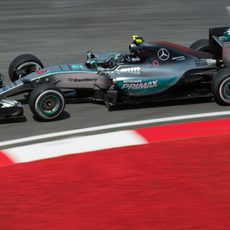 Nico Rosberg pilota su Flecha Plateada en los libres