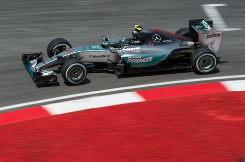 Nico Rosberg pilota su Flecha Plateada en los libres