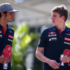 Los pilotos de Toro Rosso conversan en Sepang