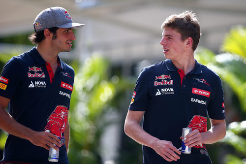 Los pilotos de Toro Rosso conversan en Sepang
