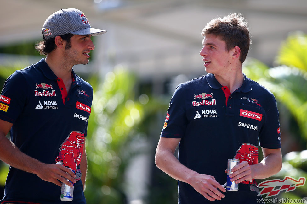 Los pilotos de Toro Rosso conversan en Sepang