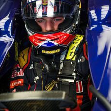 Max Verstappen sentado en su STR10