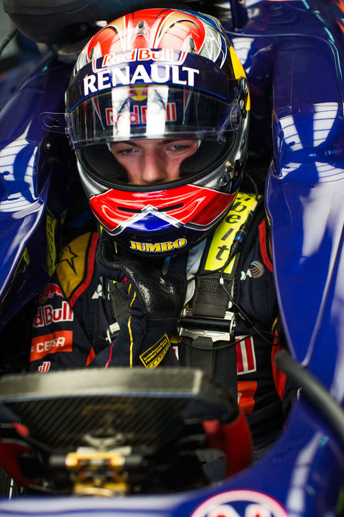 Max Verstappen sentado en su STR10