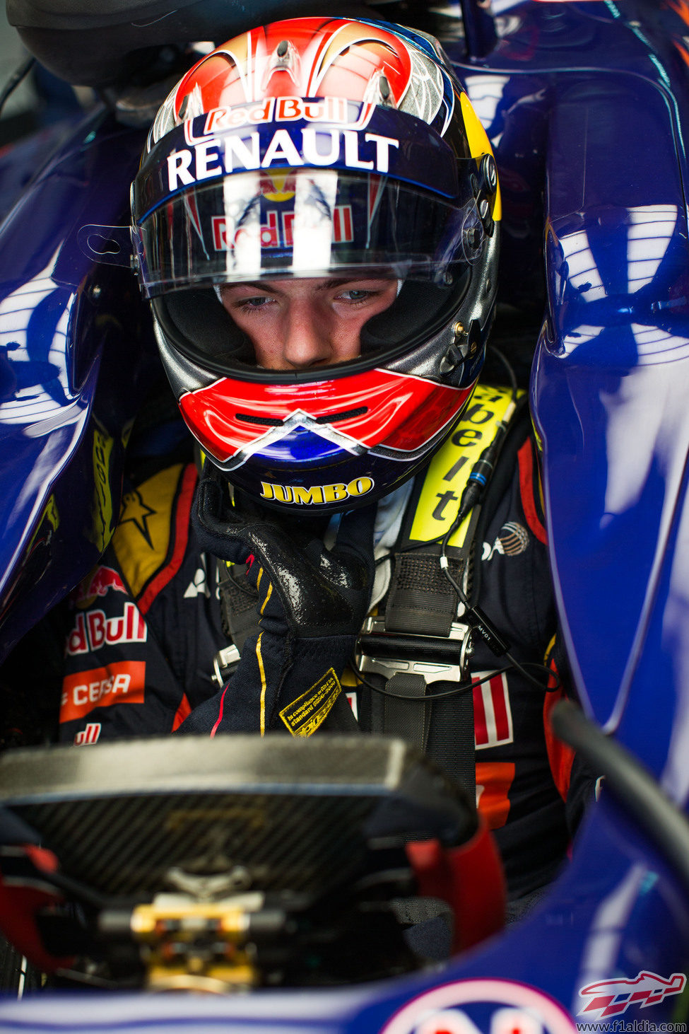 Max Verstappen sentado en su STR10