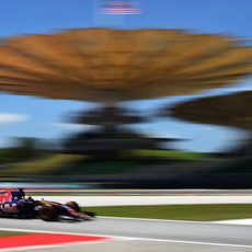 Carlos Sainz rueda muy rápido durante los libres 1