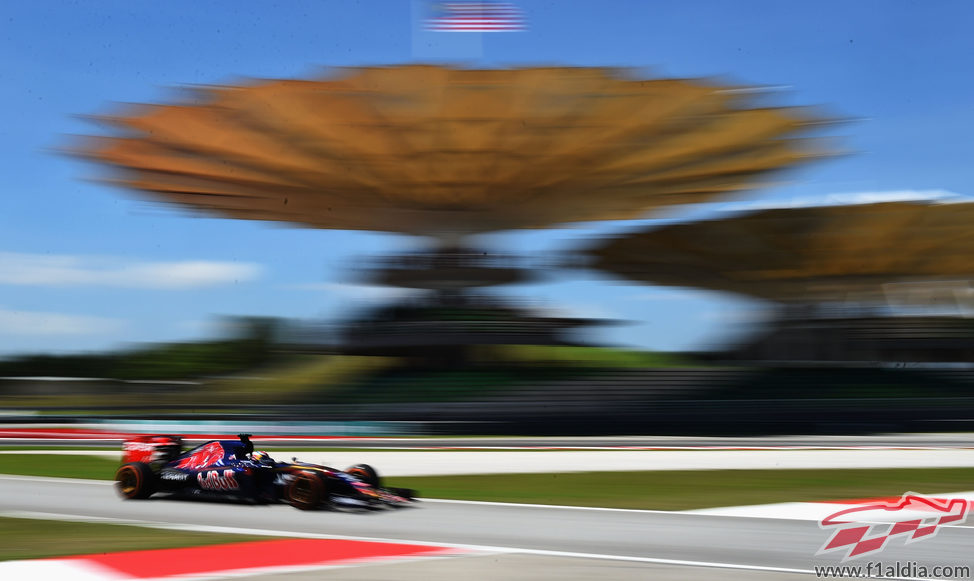 Carlos Sainz rueda muy rápido durante los libres 1