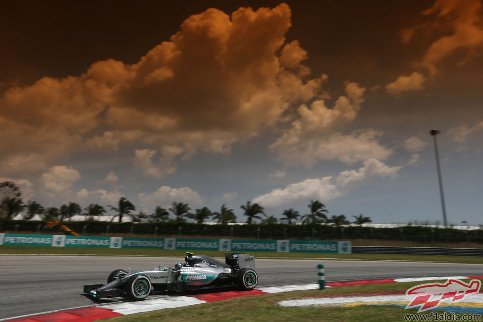 El cielo comienza a nublarse sobre Nico Rosberg