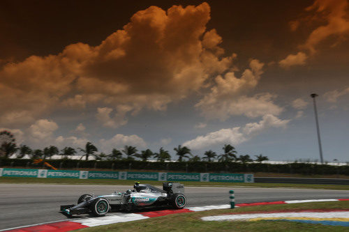 El cielo comienza a nublarse sobre Nico Rosberg