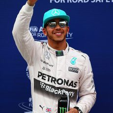 Lewis Hamilton celebra la pole position en Sepang