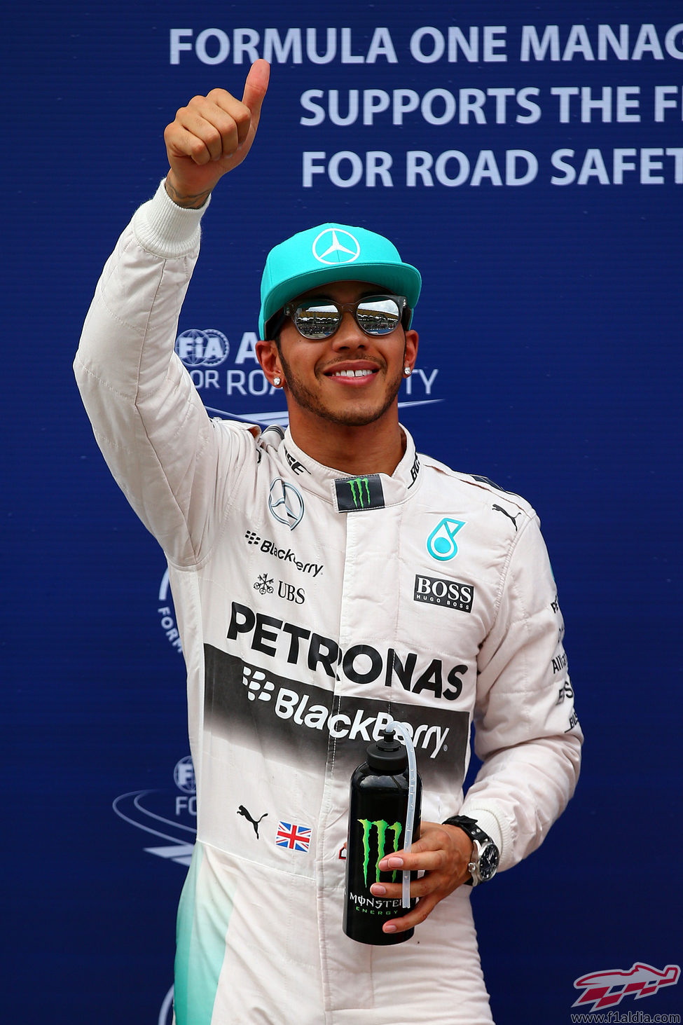 Lewis Hamilton celebra la pole position en Sepang