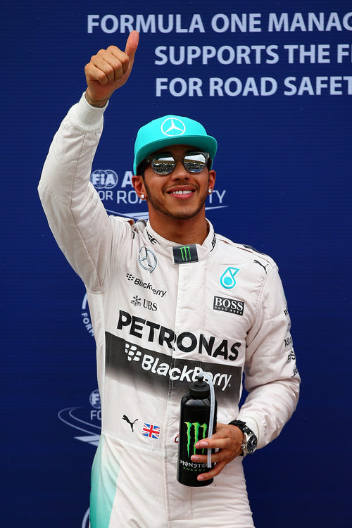 Lewis Hamilton celebra la pole position en Sepang