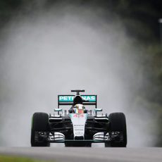 Lewis Hamilton levanta una gran estela de agua durante la Q3