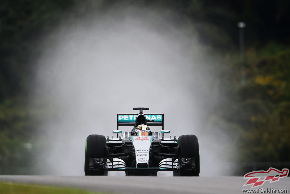 Lewis Hamilton levanta una gran estela de agua durante la Q3