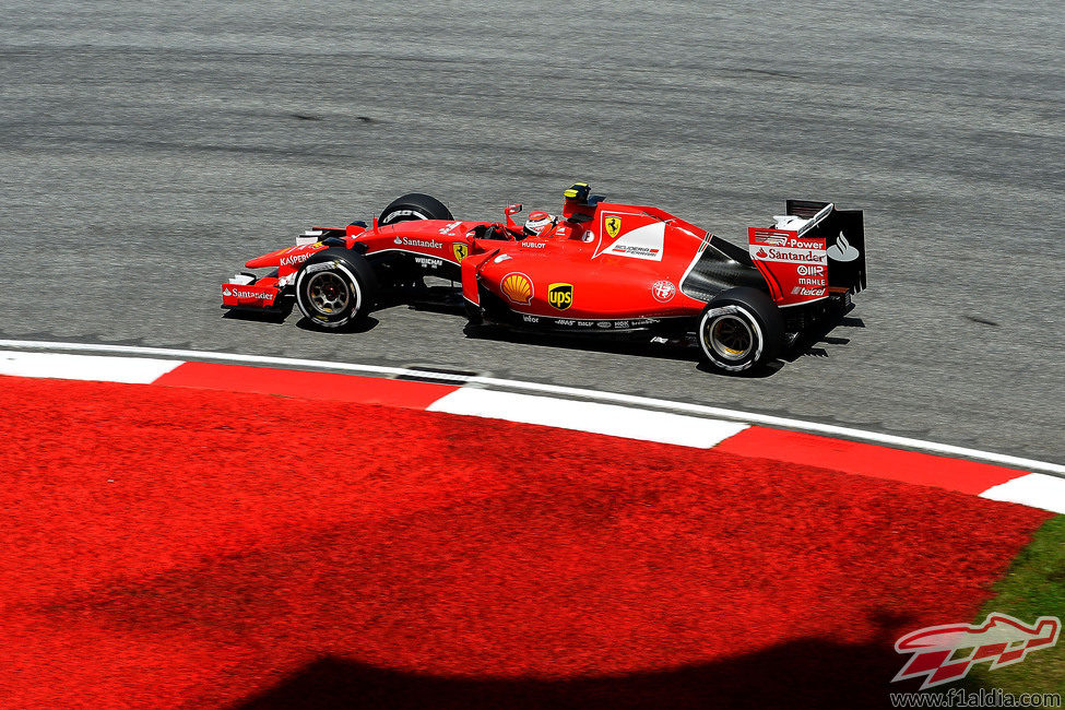Kimi Räikkönen con el Ferrari durante los Libres 3 en Sepang