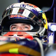 Max Verstappen concentrado antes de salir a pista en la clasificación del GP de Malasia 2015