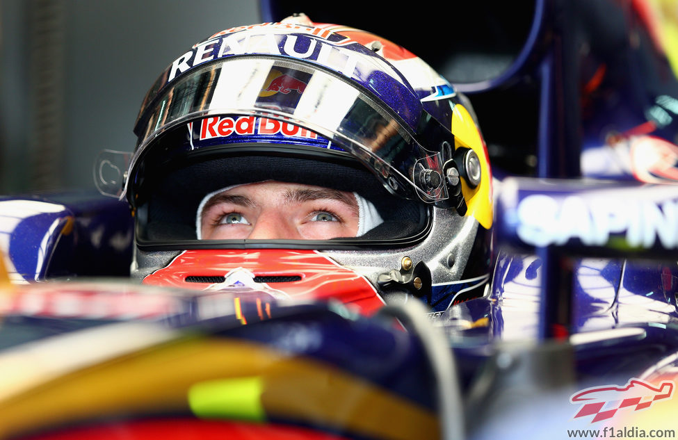 Max Verstappen concentrado antes de salir a pista en la clasificación del GP de Malasia 2015