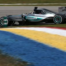 Lewis Hamilton negociando la segunda curva del circuito de Sepang