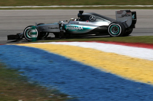 Lewis Hamilton negociando la segunda curva del circuito de Sepang
