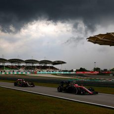 Jenson Button volviendo a boxes seguido de Pastor Maldonado