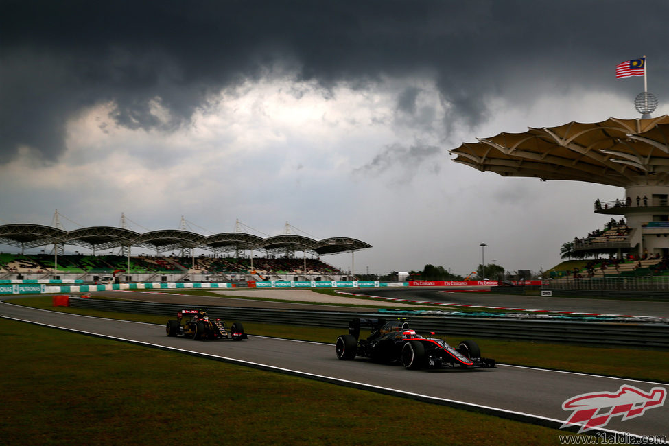 Jenson Button volviendo a boxes seguido de Pastor Maldonado