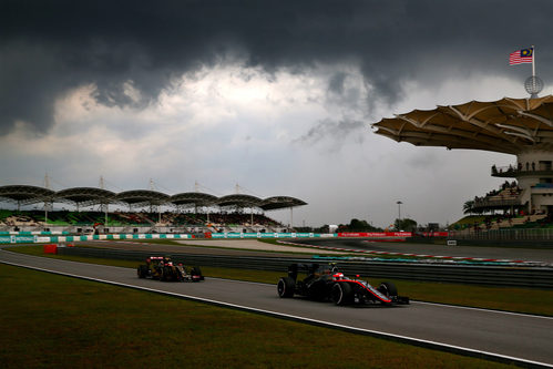 Jenson Button volviendo a boxes seguido de Pastor Maldonado