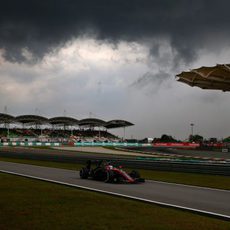 Fernando Alonso rodando antes de que comience el diluvio