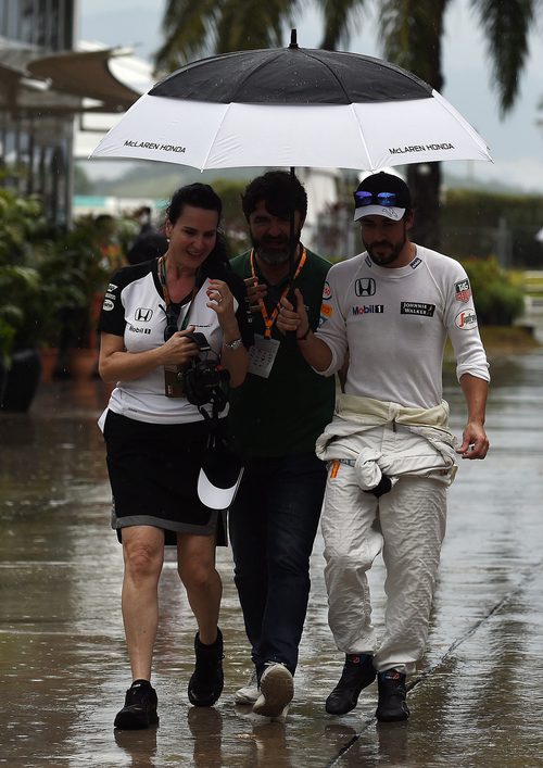 Fernando Alonso en el paddock bajo la lluvia